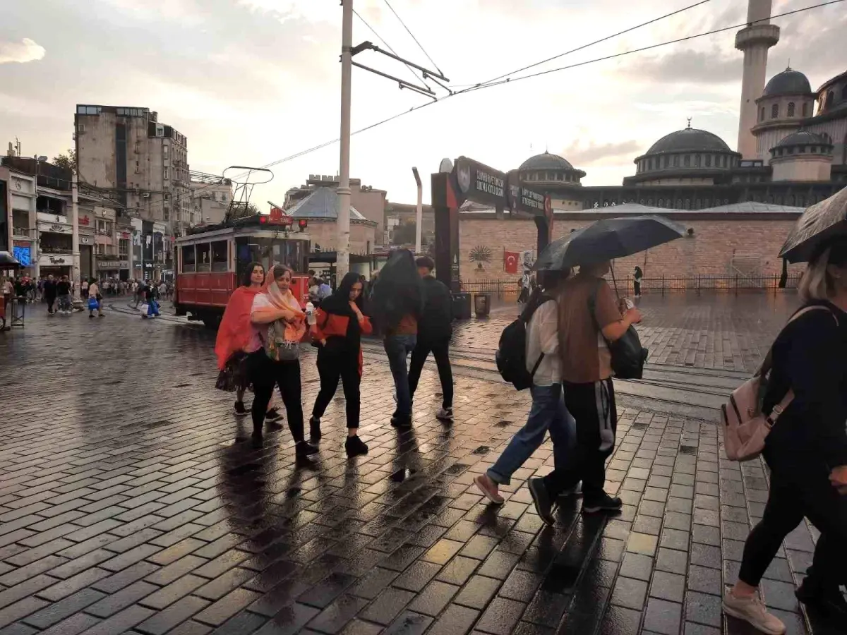 Taksim\'de Yağmur Sürprizi