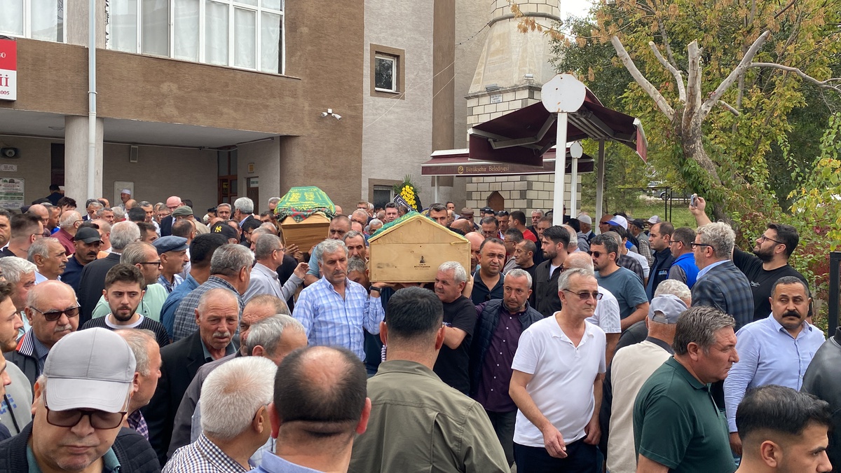 Kazada Hayatını Kaybeden Aile Toprağa Verildi