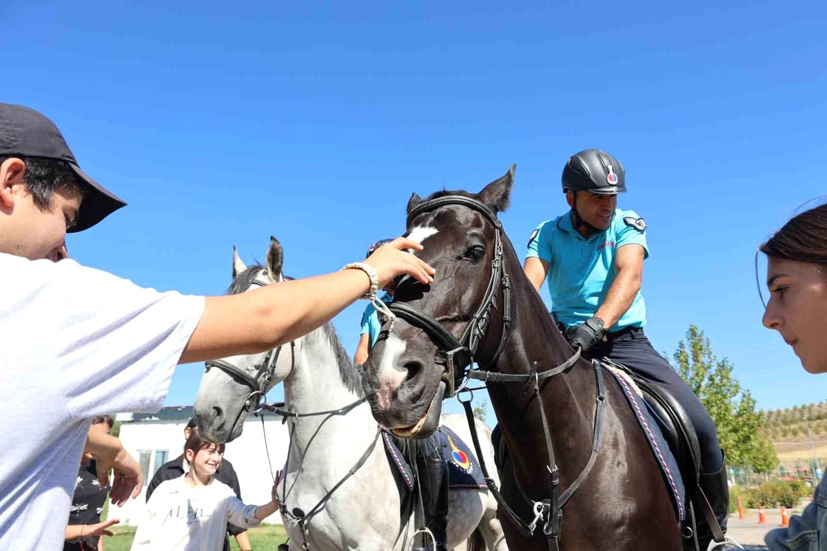 Elazığ\'da Çocuklar Atlı Jandarmayı Sevdi