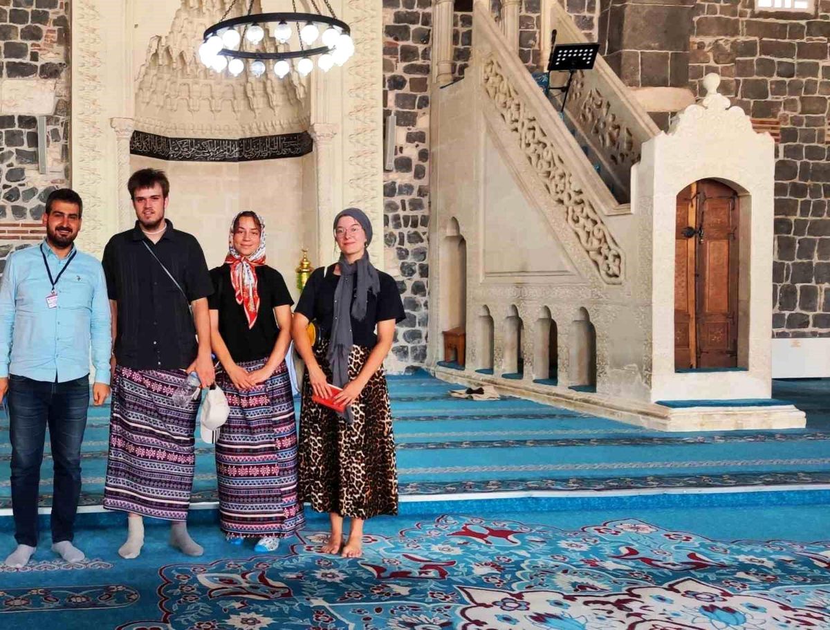 Yabancı Turistler Ulu Cami\'de Etek Giydi