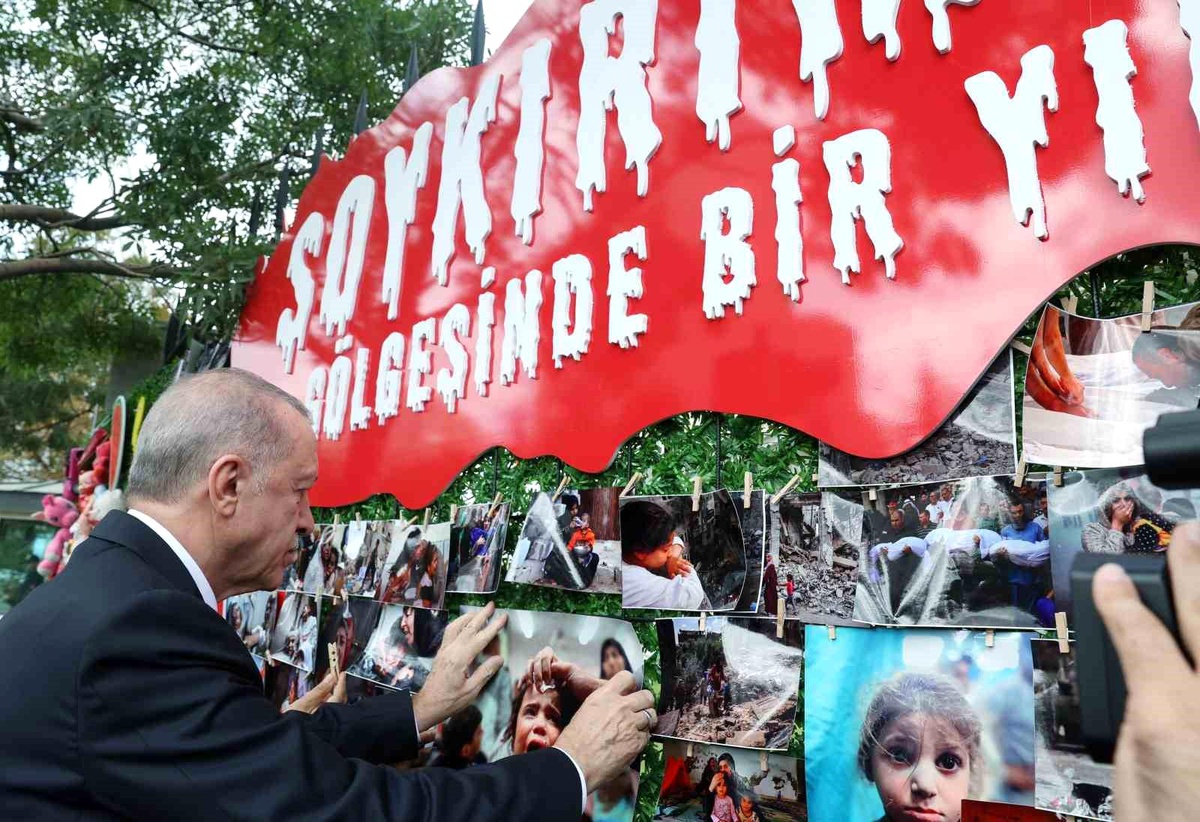 Cumhurbaşkanı Erdoğan "Soykırımın Gölgesinde Geçen Bir Yıl" sergisini gezdi
