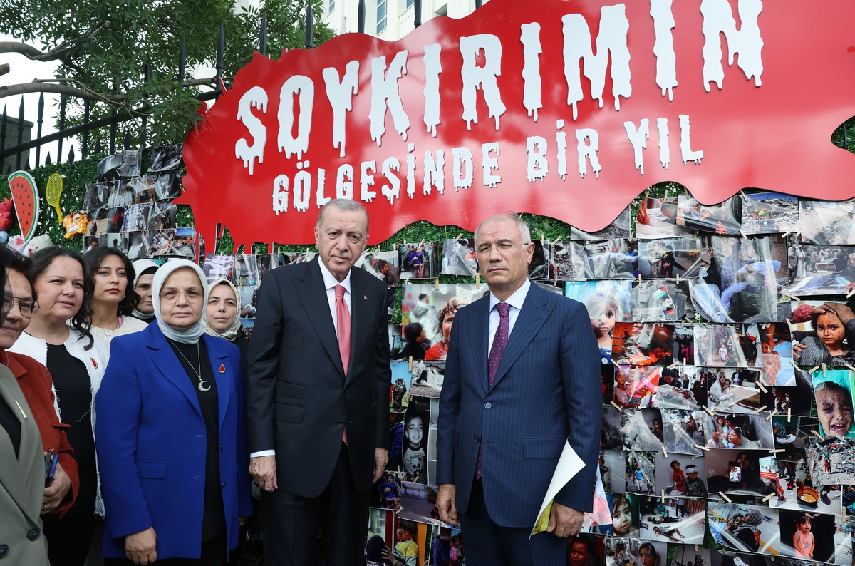 Cumhurbaşkanı Erdoğan, \'Soykırımın gölgesinde geçen 1 yıl\' Panosunu İnceledi