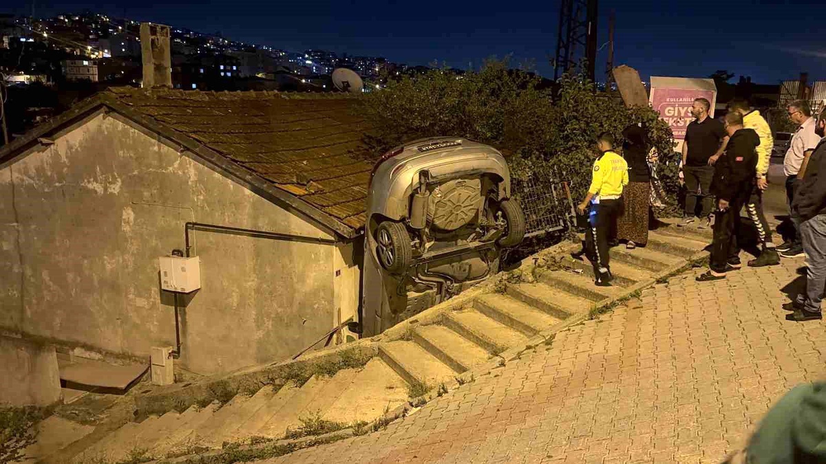 Park Halindeki Araç Gecekonduya Çarptı