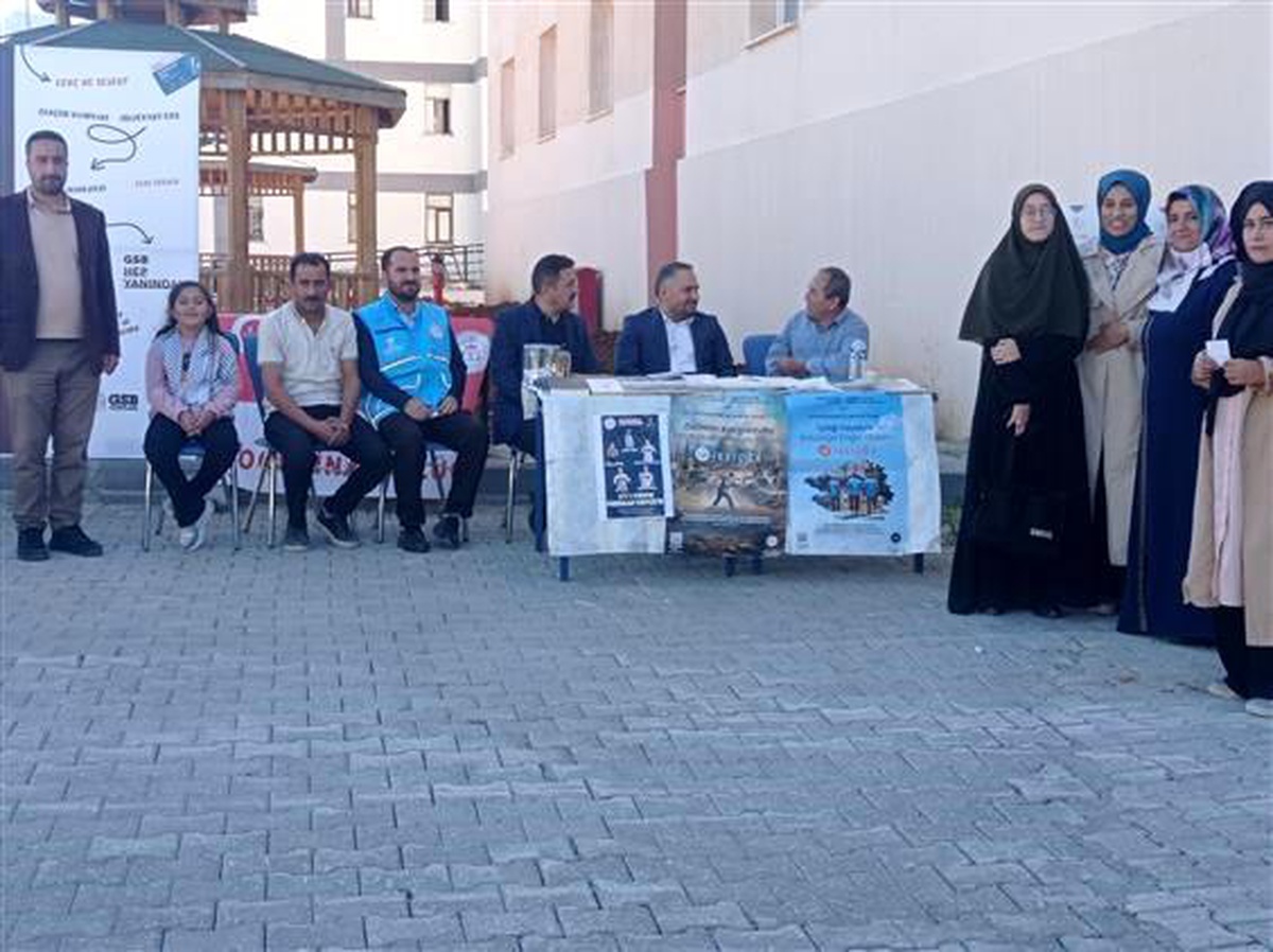 Hakkari\'de Öğrencilere Hoş Geldin İltifatı
