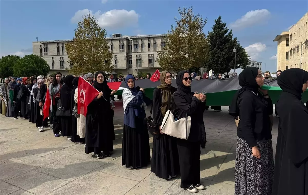 İstanbul Sabahattin Zaim Üniversitesinde "Direnişten Dirilişe Gazze\'nin Sesi Ol" eylemi yapıldı