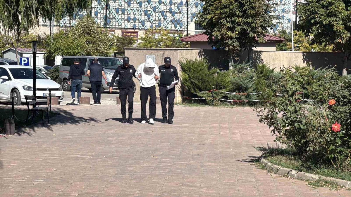 Sivas\'ta KYK Yurduna İzinsiz Giren Öğrenci Adliyeye Sevk Edildi