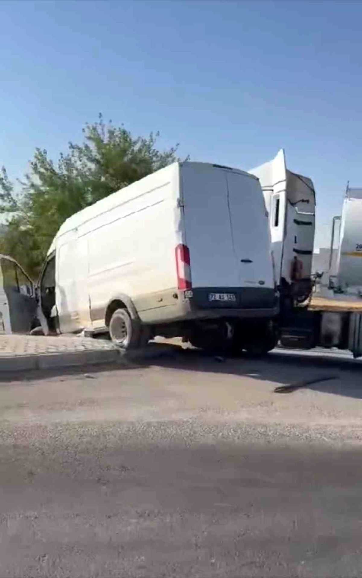 Kızıltepe\'de Tır ile Minibüs Çarpıştı