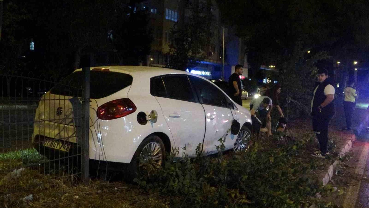 Antalya\'da Trafik Kazası: Sürücü Direksiyonu Kırınca Refüje Çarptı