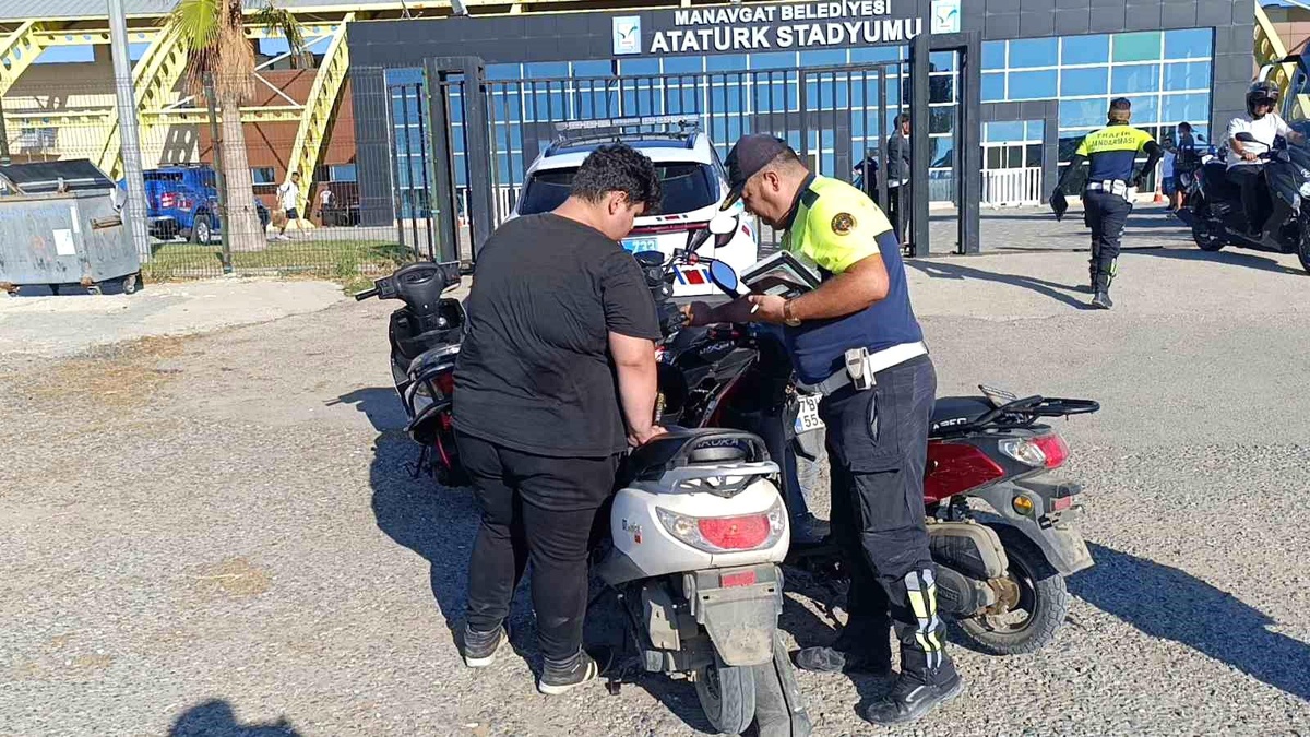 Manavgat\'ta Drift Pistine Giderken Yakalanan Motosiklet Sürücülerine 88 Bin TL Ceza