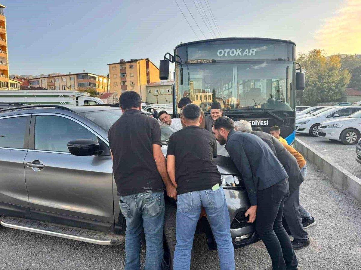 Muş\'ta Hatalı Park, Otobüs Geçişini Engelledi