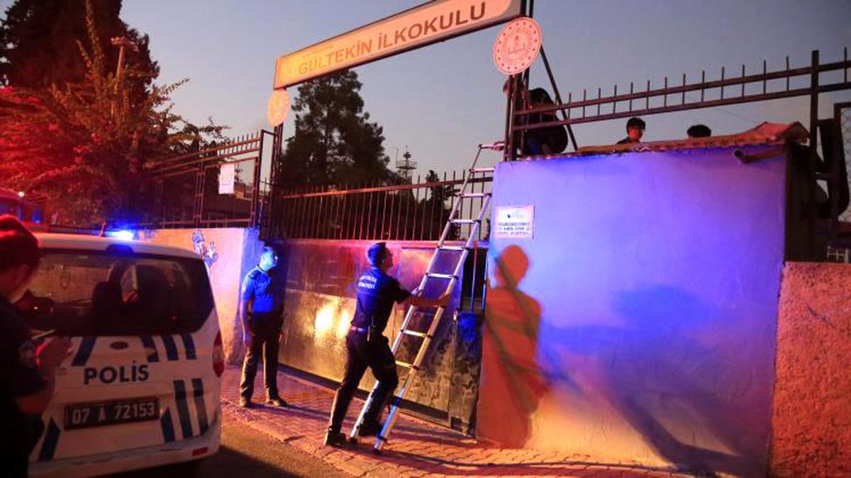 Antalya\'da Mahsur Kalan İki Çocuk İtfaiye ve Polis Ekipleri Tarafından Kurtarıldı