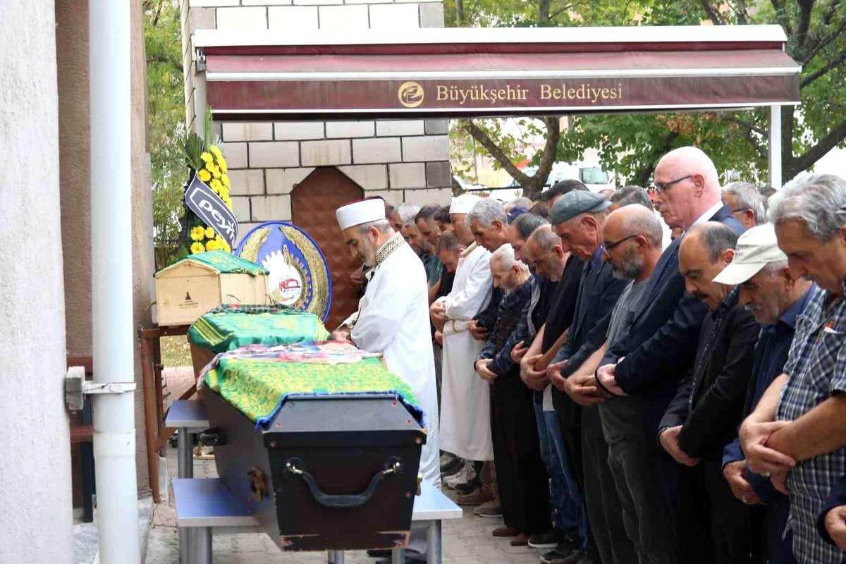 Afyonkarahisar\'da Trafik Kazasında Hayatını Kaybeden Aile Eskişehir\'de Uğurlandı