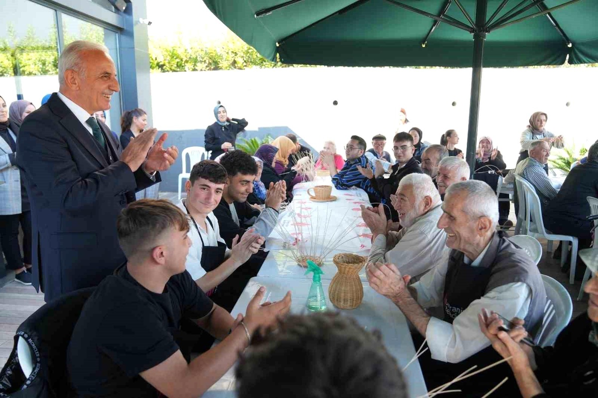 Ümraniye Belediyesi\'nden Aktif Yaş-Al Projesi ile İki Kuşak Bir Araya Geldi