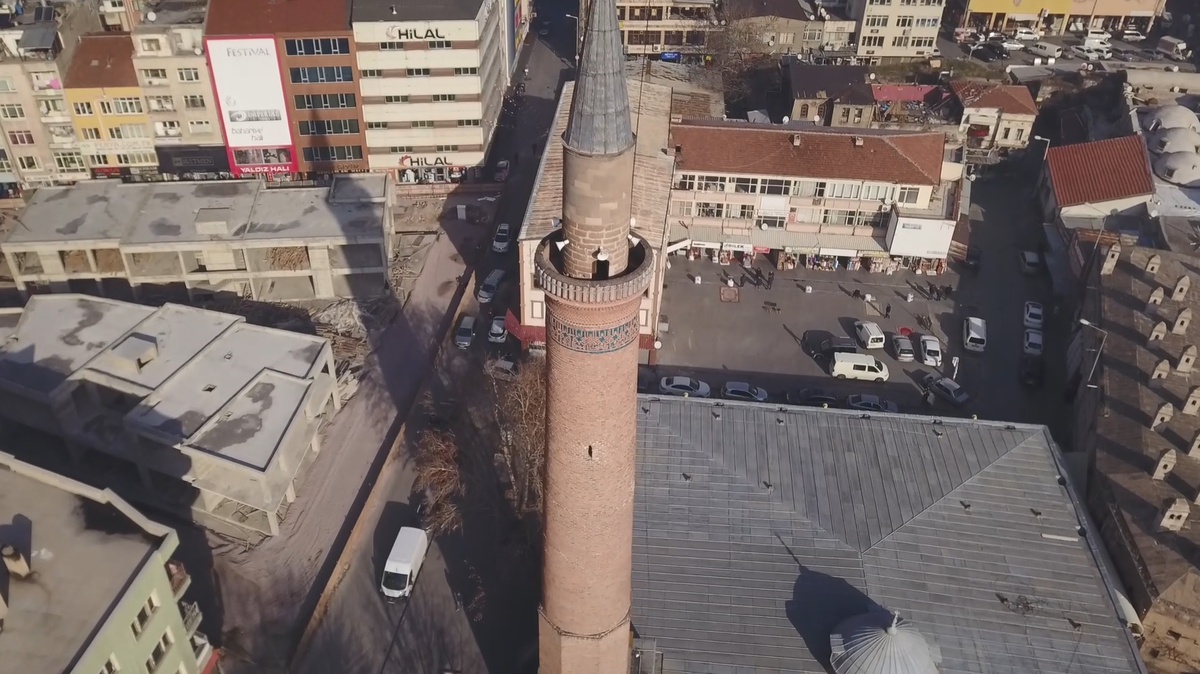 Ulu Cami\'nin Kitabesi Okunamıyor