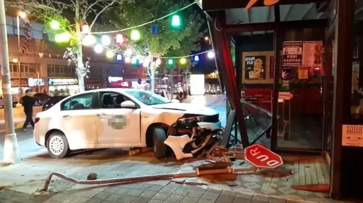 Alkollü sürücü restorana daldı