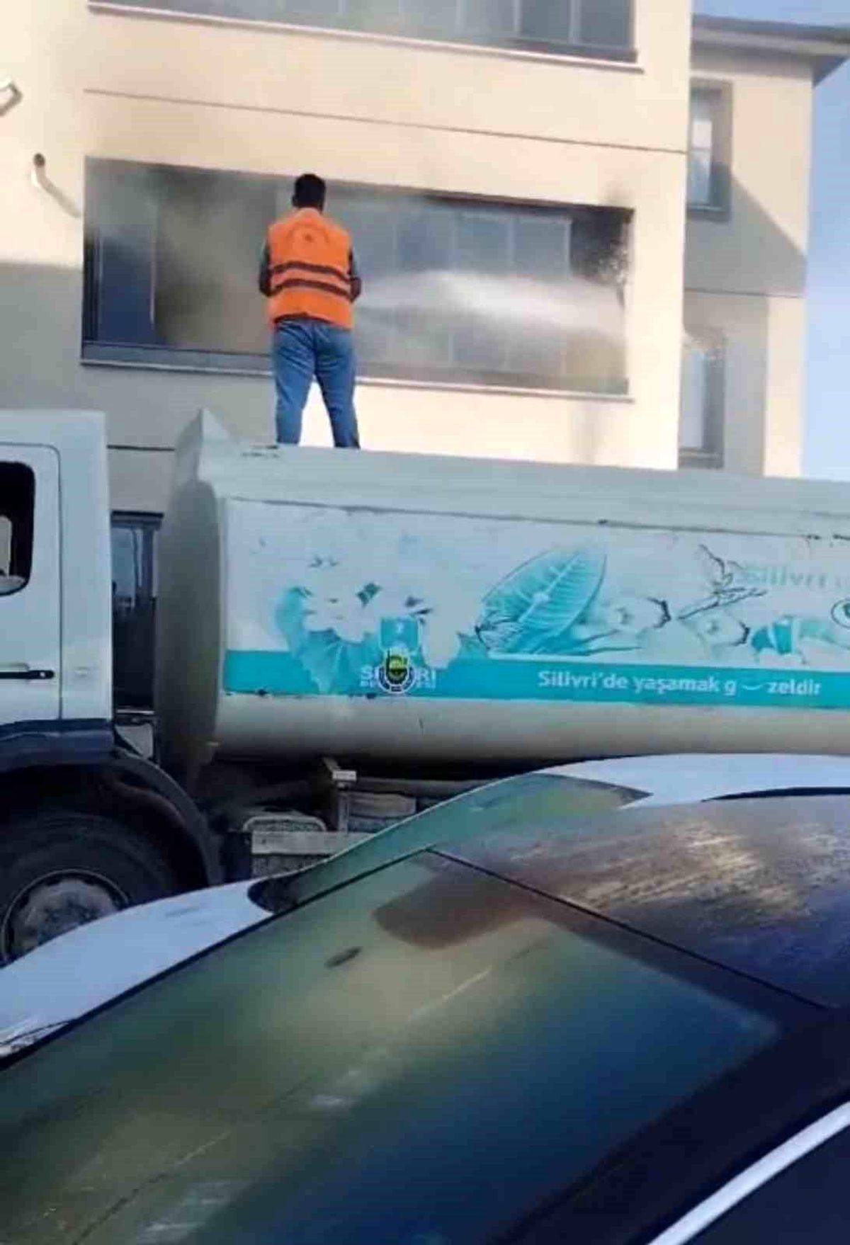 İnegöl\'de Apartman Yangını: 1 Daire Külü Gibi