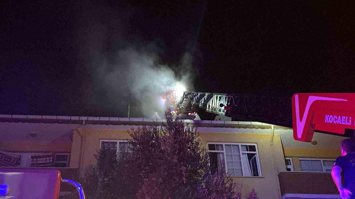 İzmit\'te Güneş Enerjisi Yangını Paniğe Neden Oldu