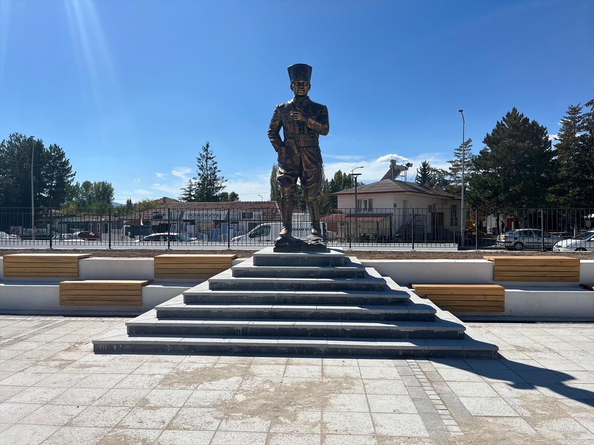 Çerkeş\'te Atatürk Heykeli Kent Meydanında