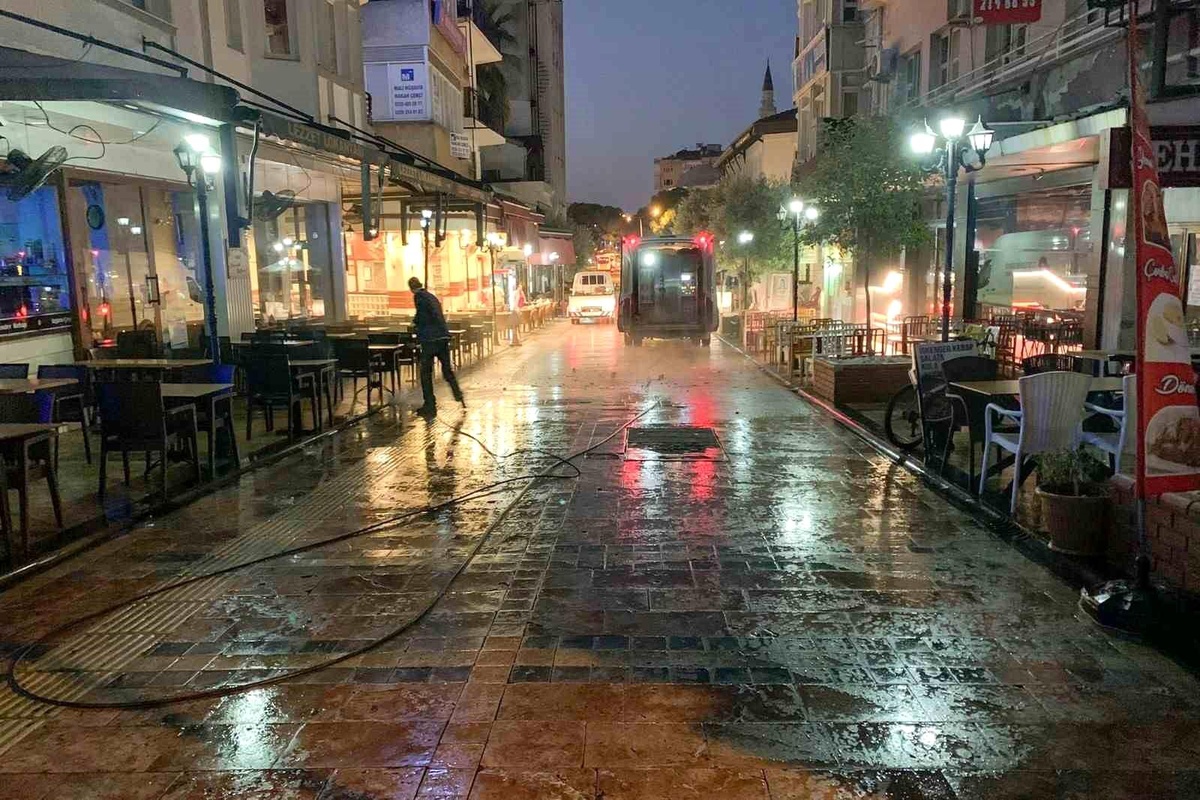 Efeler Belediyesi Sevgi Yolu\'nda Temizlik Çalışması Gerçekleştirdi