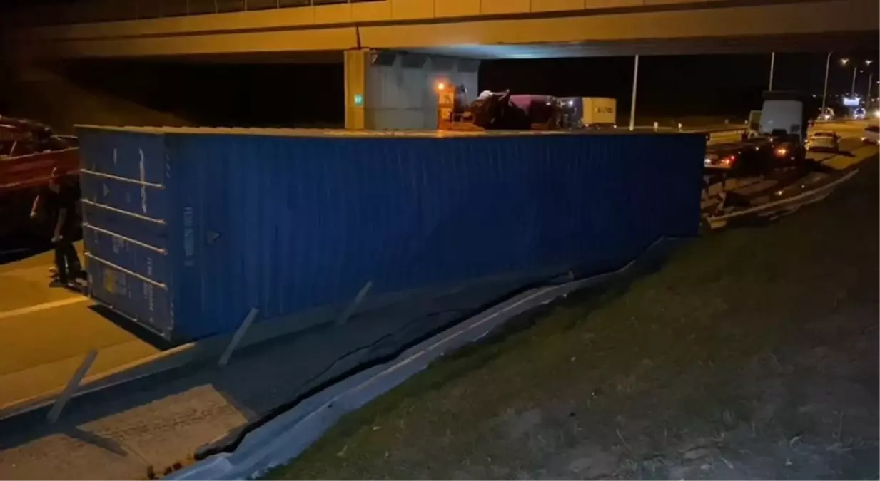 Silivri\'de TIR Kazası: Trafik Durdu