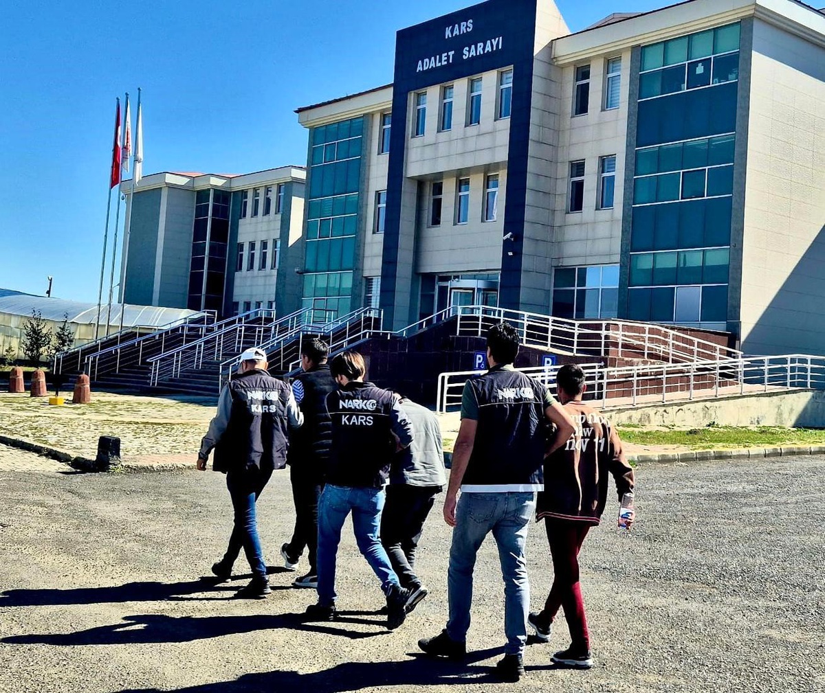 Kars\'ta Uyuşturucu Operasyonu: 3 Tacir Tutuklandı
