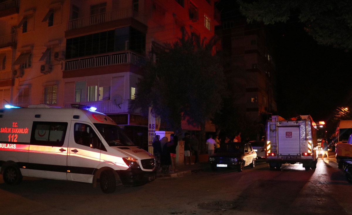 Antalya\'da Komşu Yangını Korkuttu