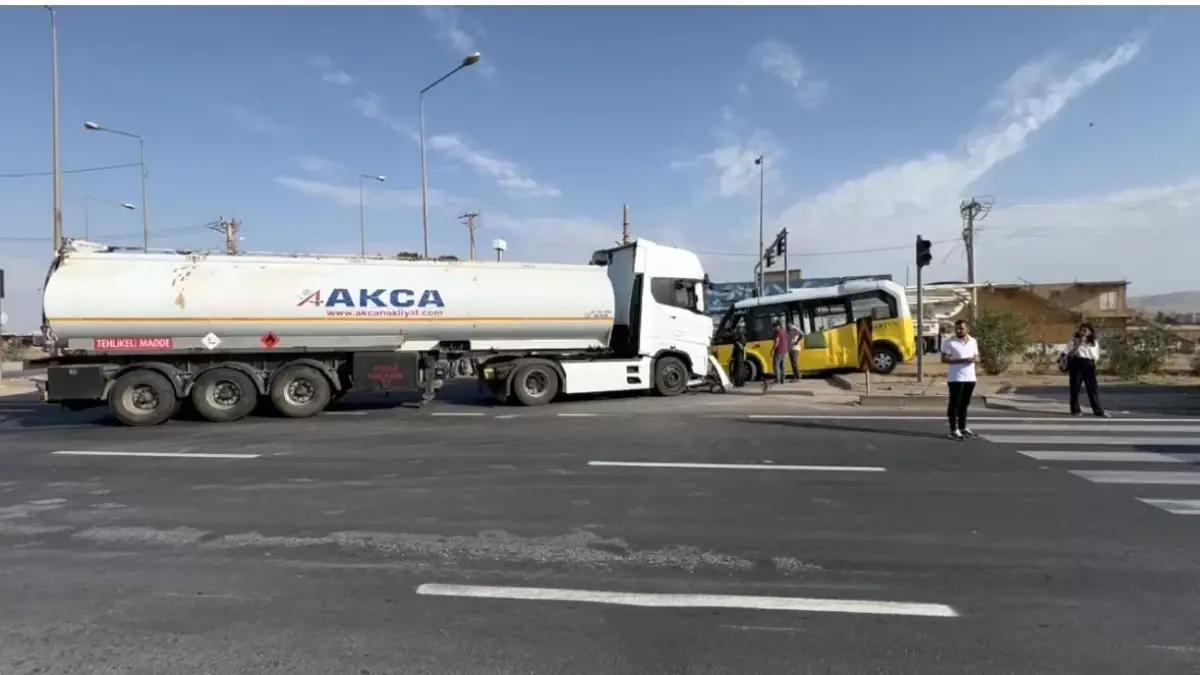 Nusaybin\'de Tanker ile Minibüs Çarpıştı