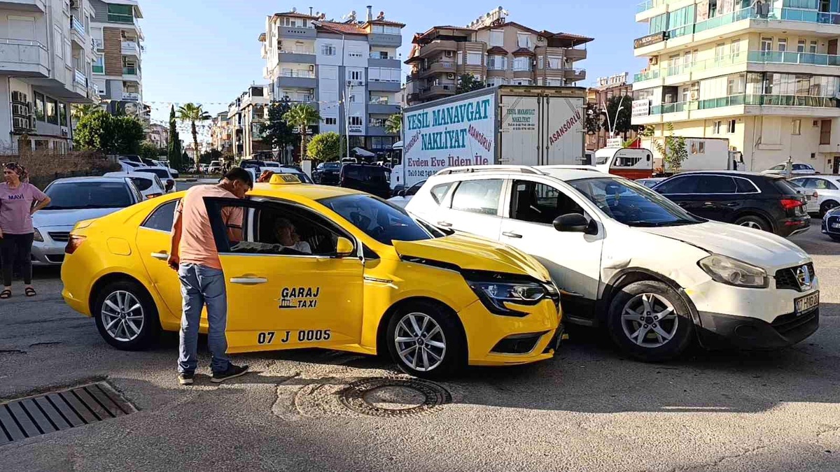 Antalya\'da ehliyetsiz sürücü kazaya karıştı