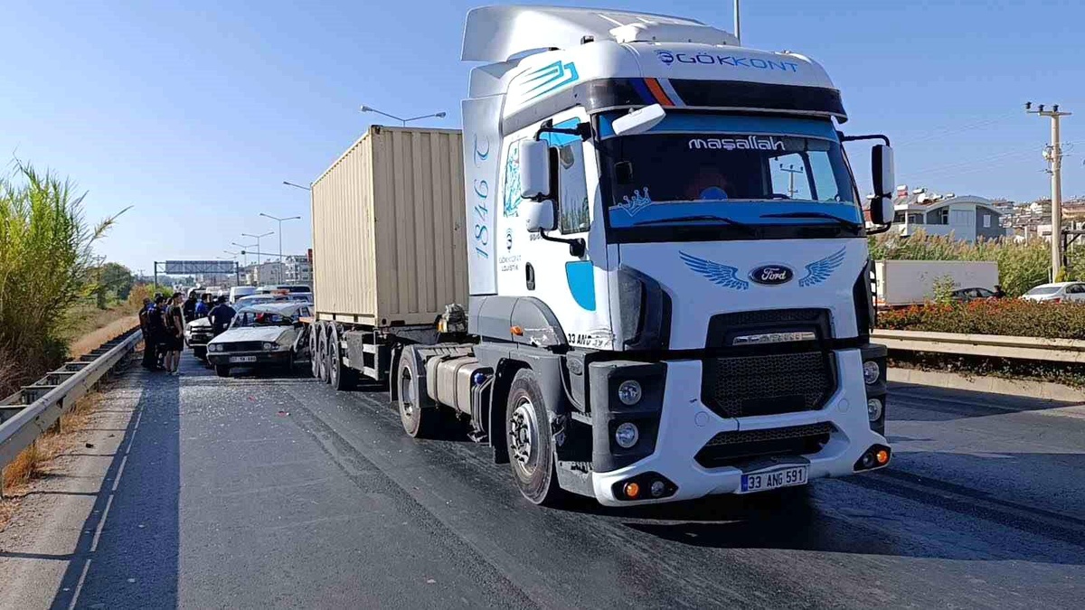 Antalya\'da Trafik Kazası: Kırmızı Işıkta Bekleyen Tıra Çarpıldı