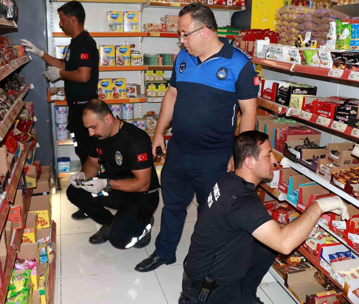 Şanlıurfa\'da Market Denetimleri: 2100 Ürün İmha Edildi