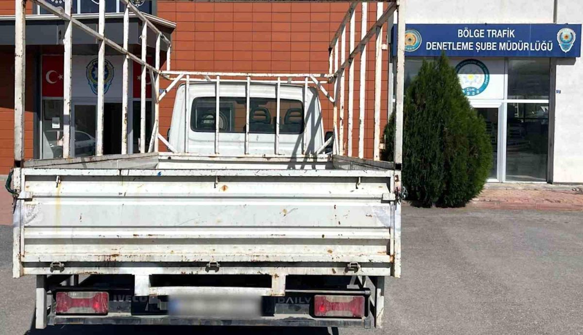 Merdiven Yola Düşen Kamyonete Ceza