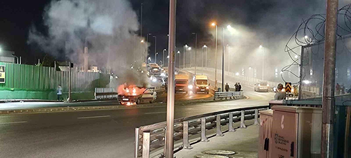 Gebze\'de Otomobil Alev Aldı