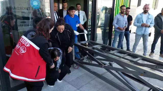 El kadar tabutta hastaneden çıkarılırken gözyaşları sel oldu