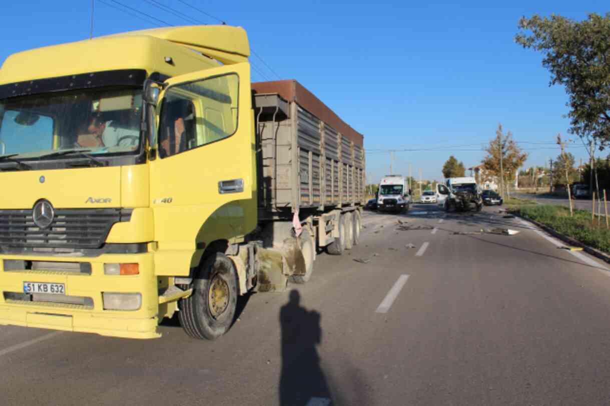 Aksaray'da öğrenci servisi ile TIR çarpıştı 10 öğrenci yaralandı