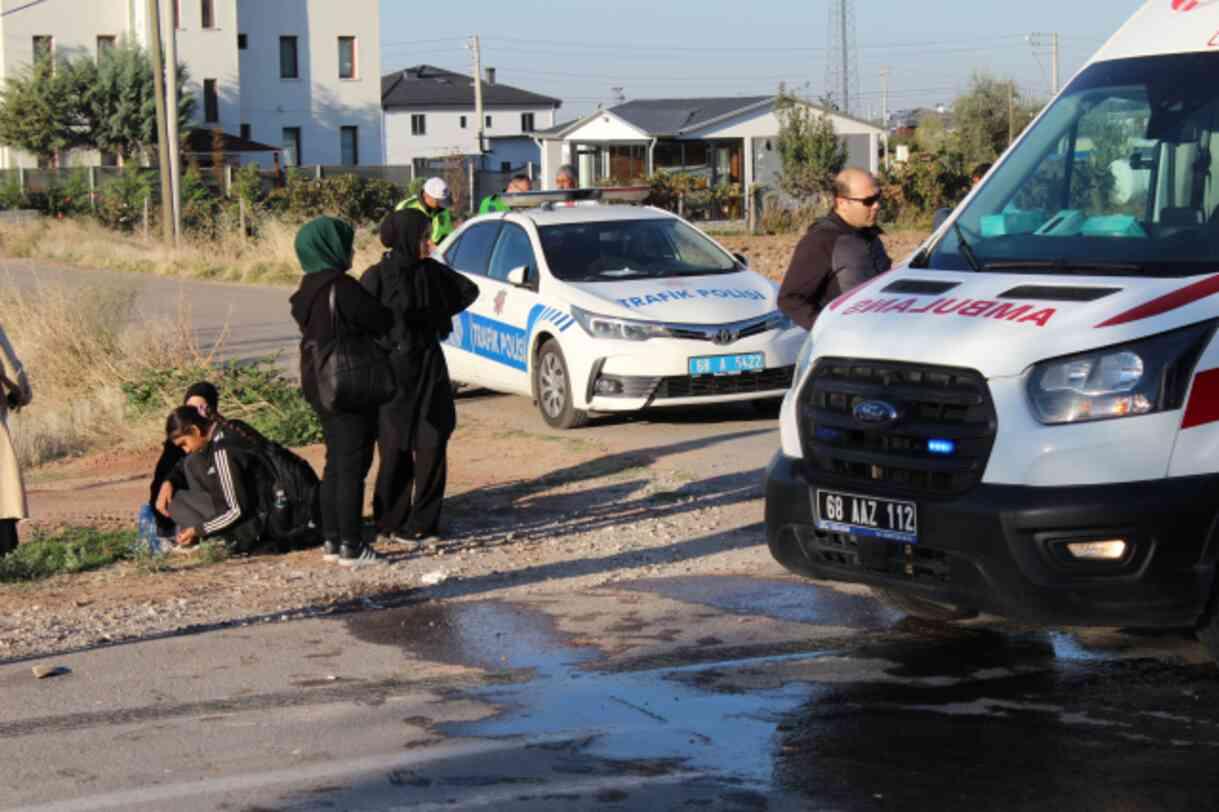 Aksaray'da öğrenci servisi ile TIR çarpıştı 10 öğrenci yaralandı