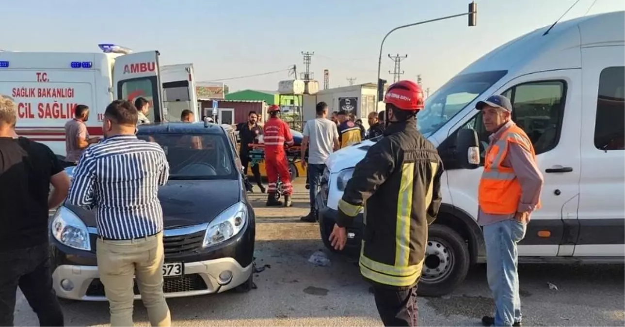 Hatay\'da Minibüs ile Otomobil Çarpıştı: 5 Yaralı