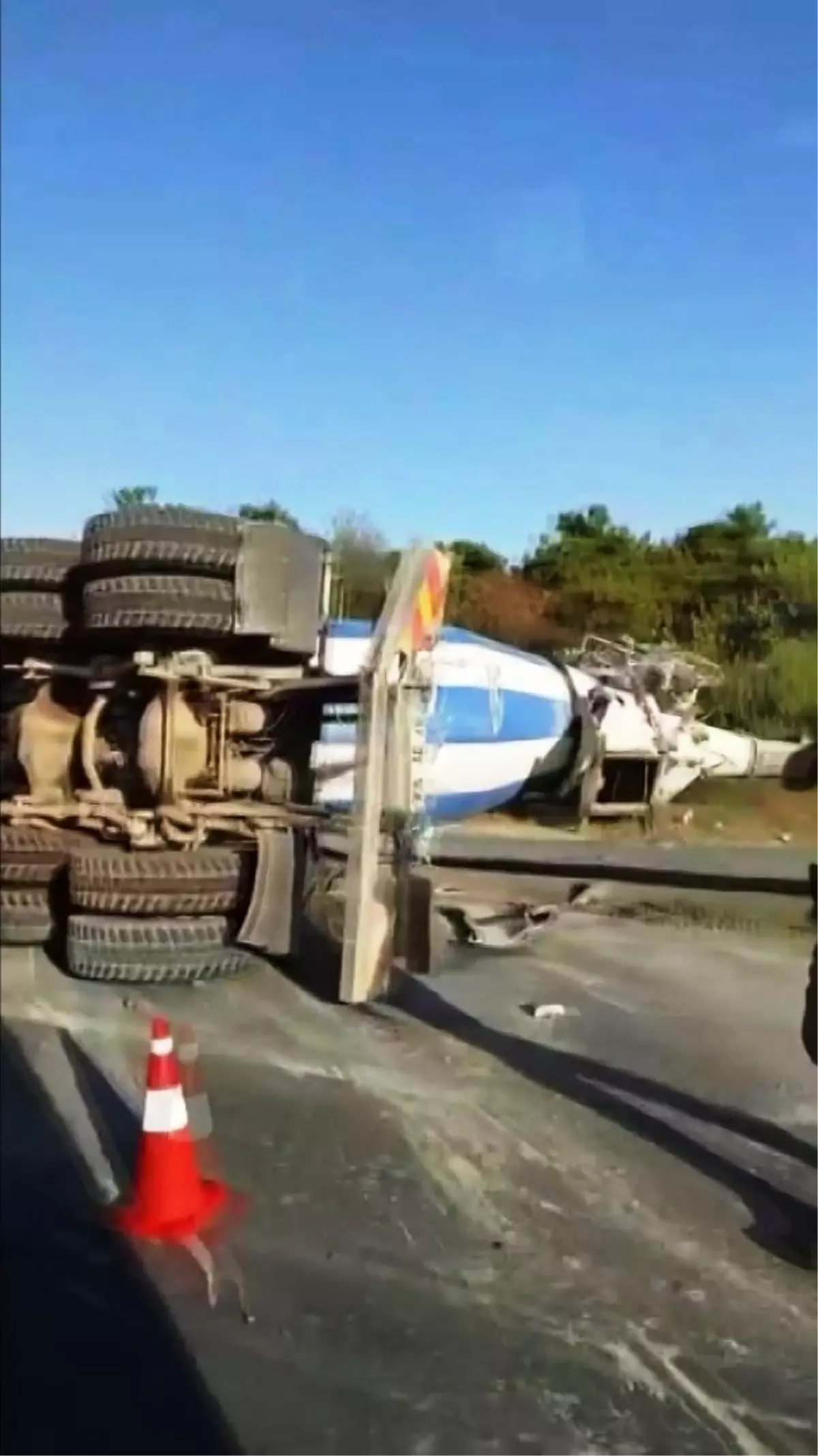 Antalya\'da Beton Mikseri Devrildi