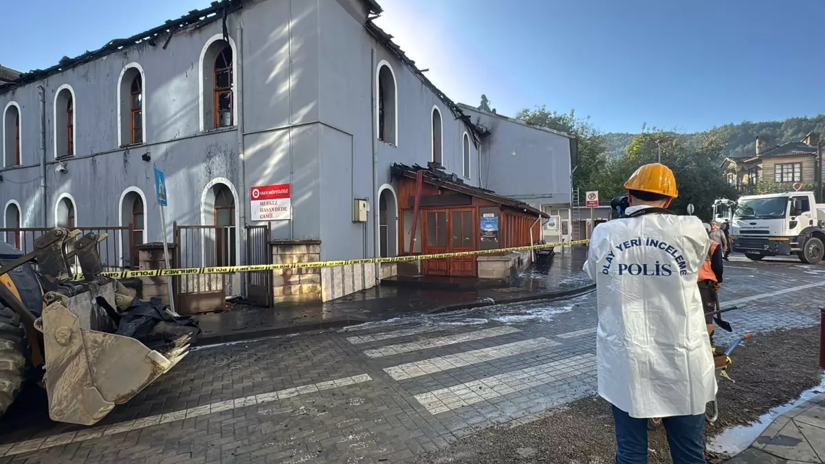 Hasandede Camii\'nde Yangın Soğutma Çalışmaları Devam Ediyor