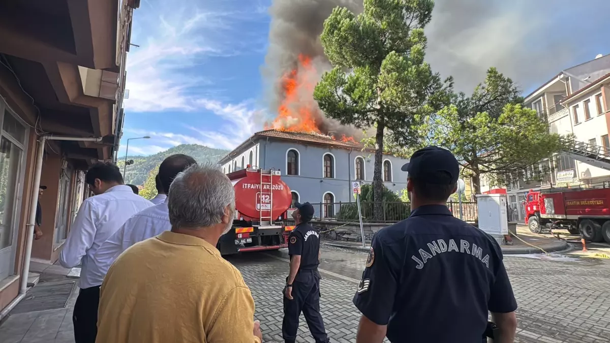 564 Yıllık Camii Yangında Küle Döndü