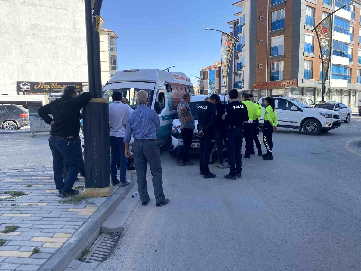 Konya\'da Dolmuş ile Ticari Araç Çarpıştı: 1 Yaralı