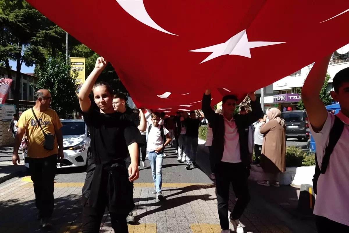 Edremit\'te protokol üyeleri ve esnaf "Ahilik Yürüyüşü"ne katıldı