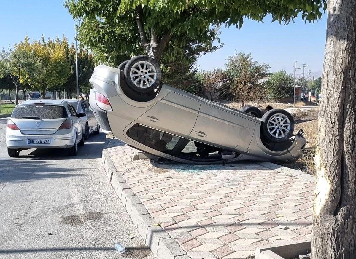 Elazığ\'da Takla Atan Otomobilde 2 Yaralı
