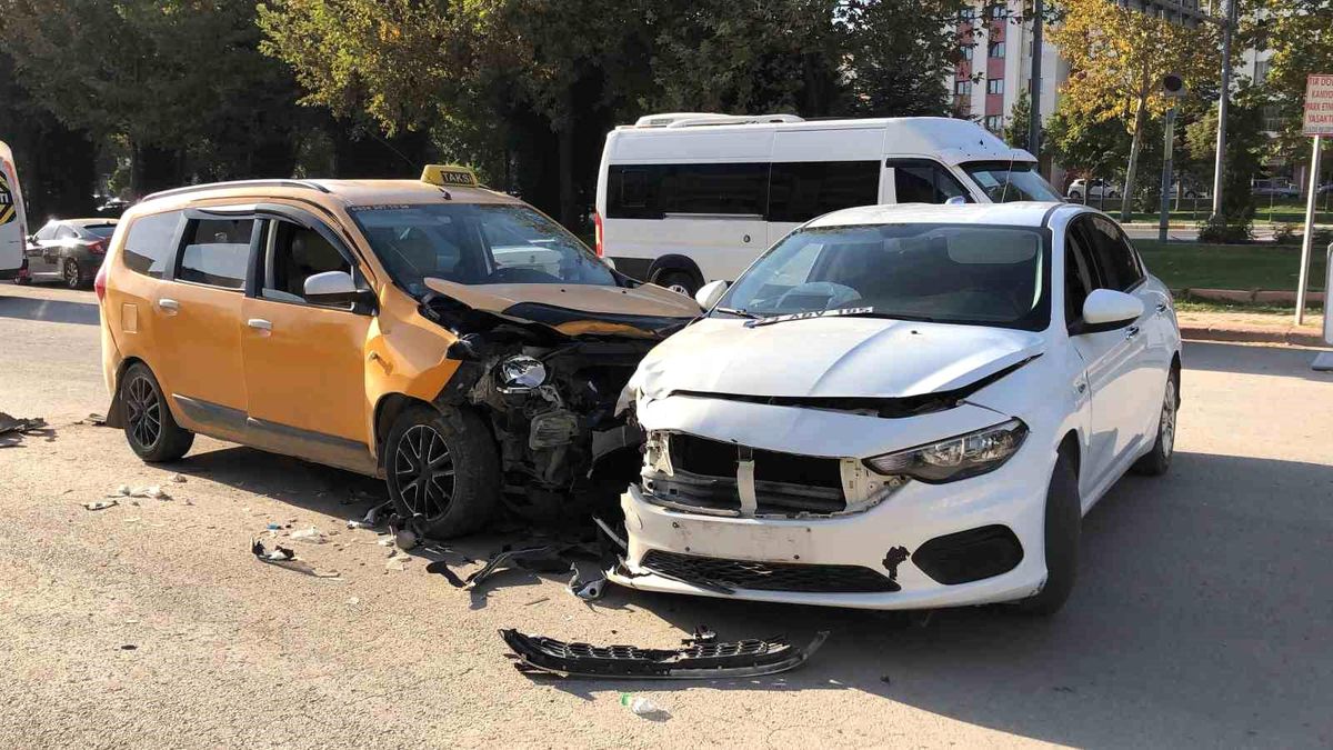 Elazığ\'da Trafik Kazası: 2 Yaralı