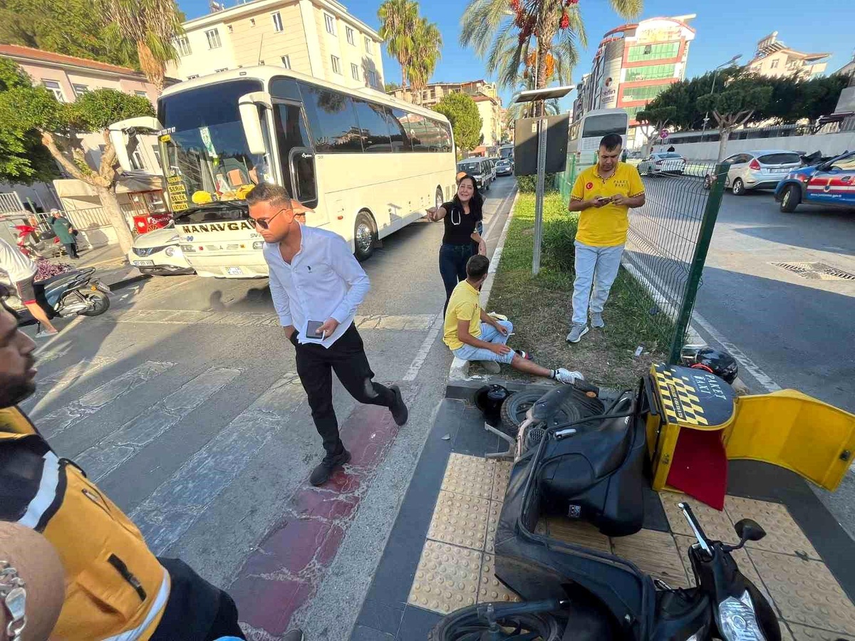 Manavgat\'ta Motosiklet Kazası: 3 Yaralı