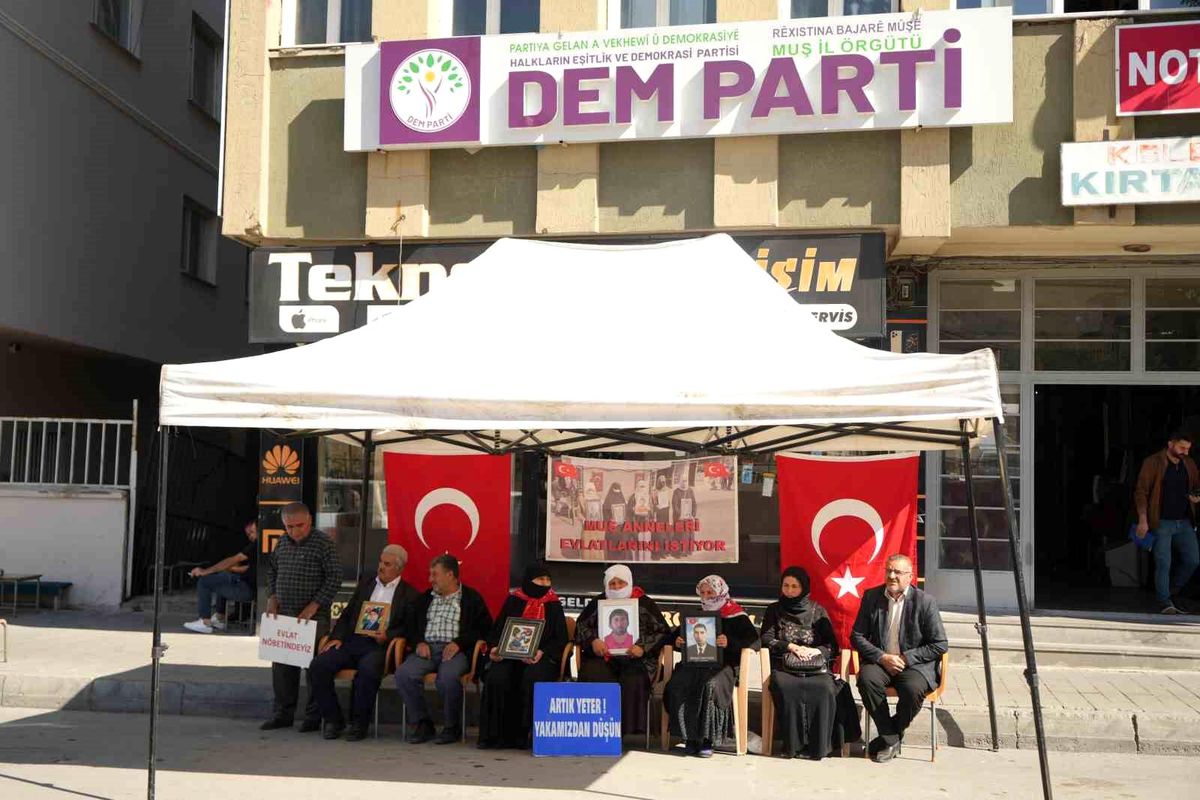 Muş\'ta Aileler Evlat Nöbetini Sürdürüyor