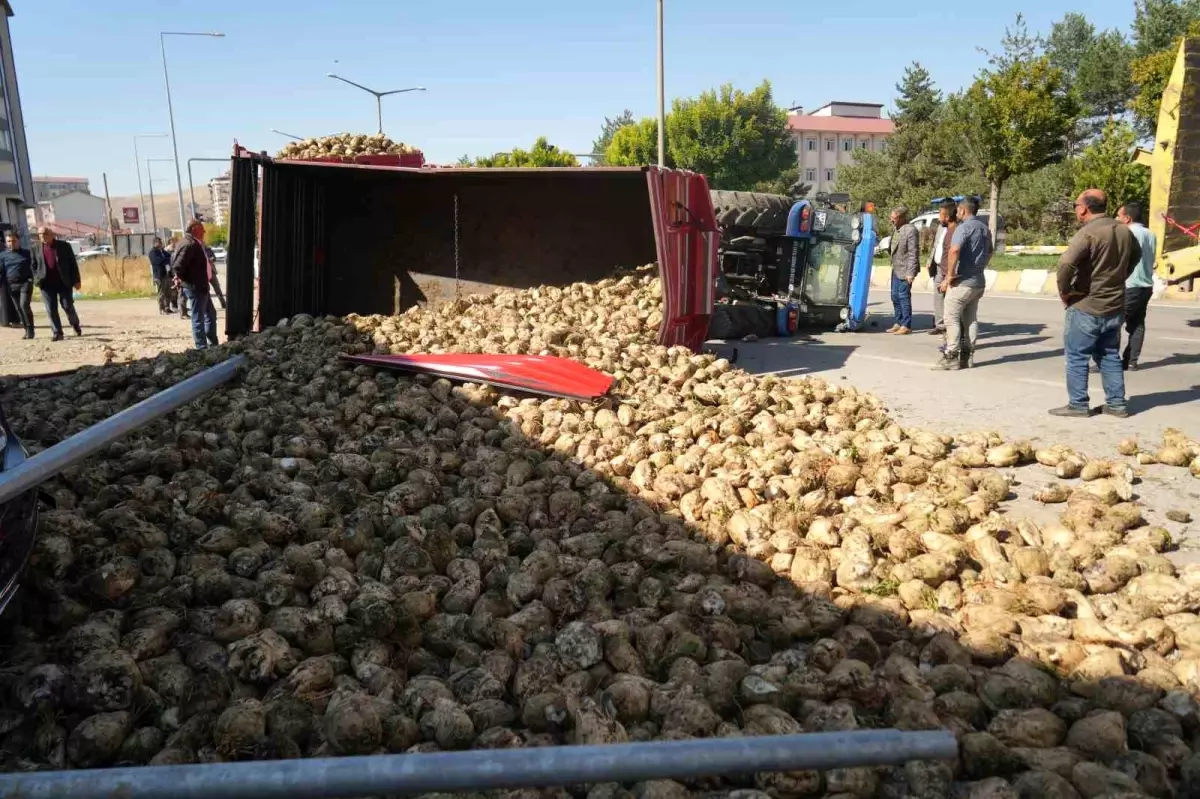 Muş\'ta Traktör Devrildi, Yol Kapandı