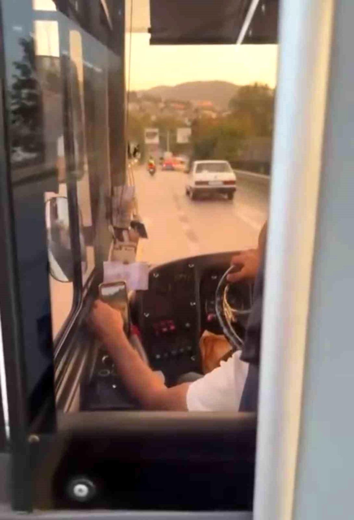 Bursa\'da Otobüs Şoföründen Dikkatsizlik