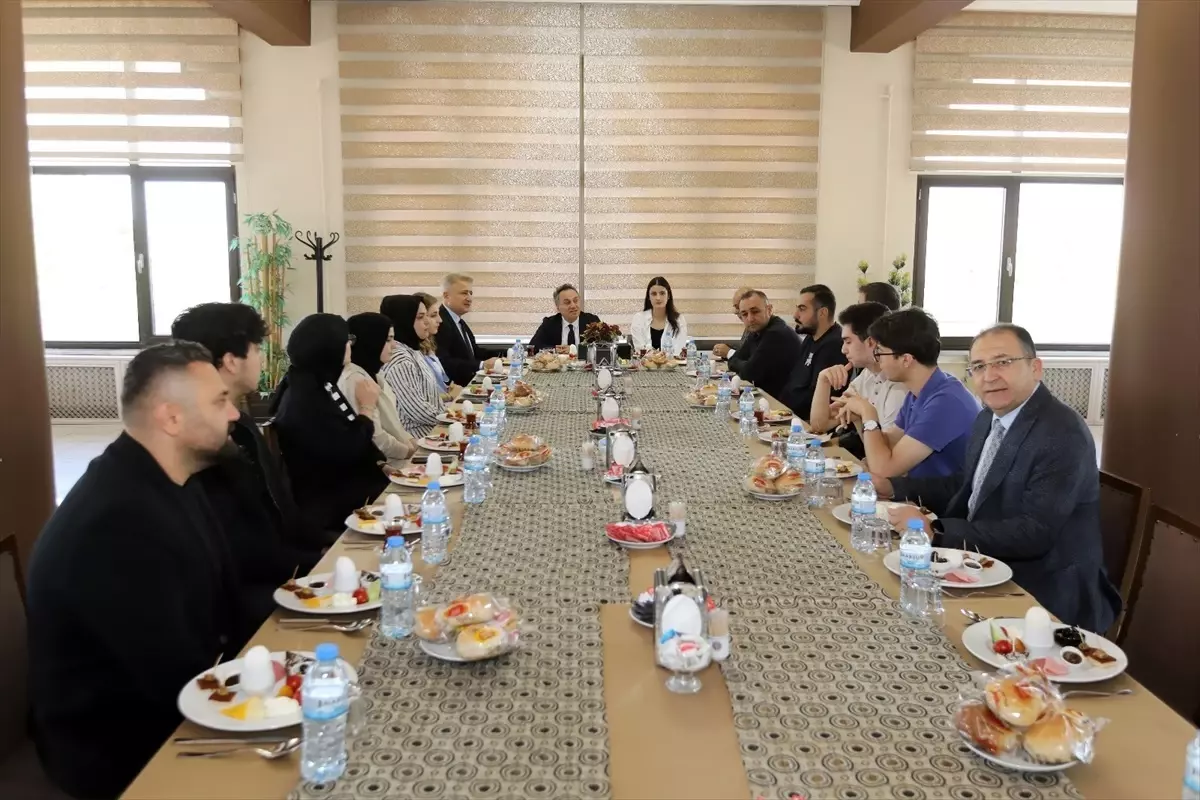 TOGÜ Rektörü, Dereceyle Yerleşen Öğrencilerle Bir Araya Geldi