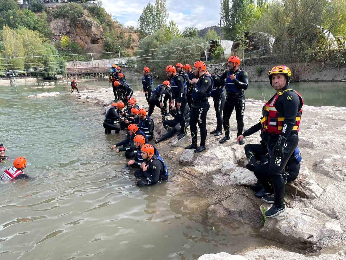 Tunceli\'de Su Üstü Kurtarma Eğitimi