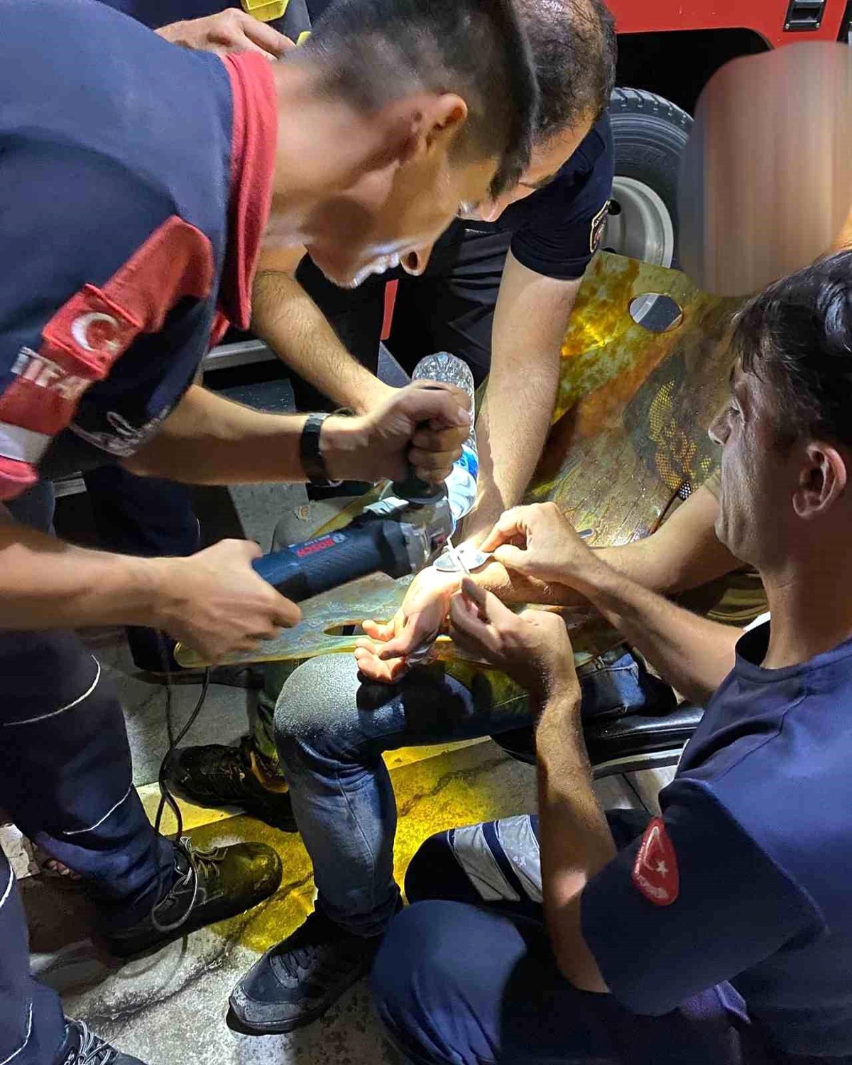 Hatay\'da Elindeki Kelepçe İtfaiye Tarafından Kesildi